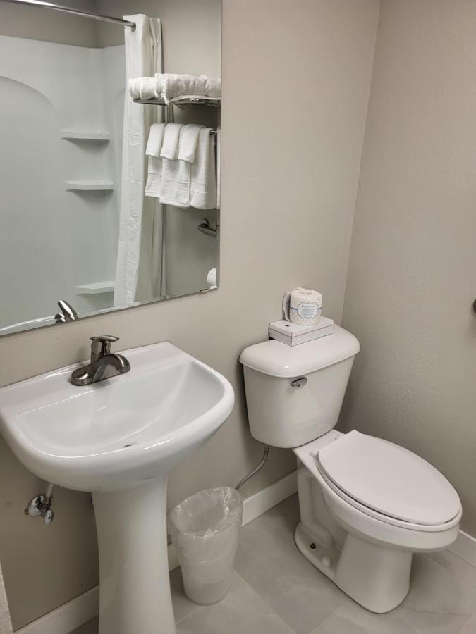 Red Fox Inn And Suites Waverly Экстерьер фото