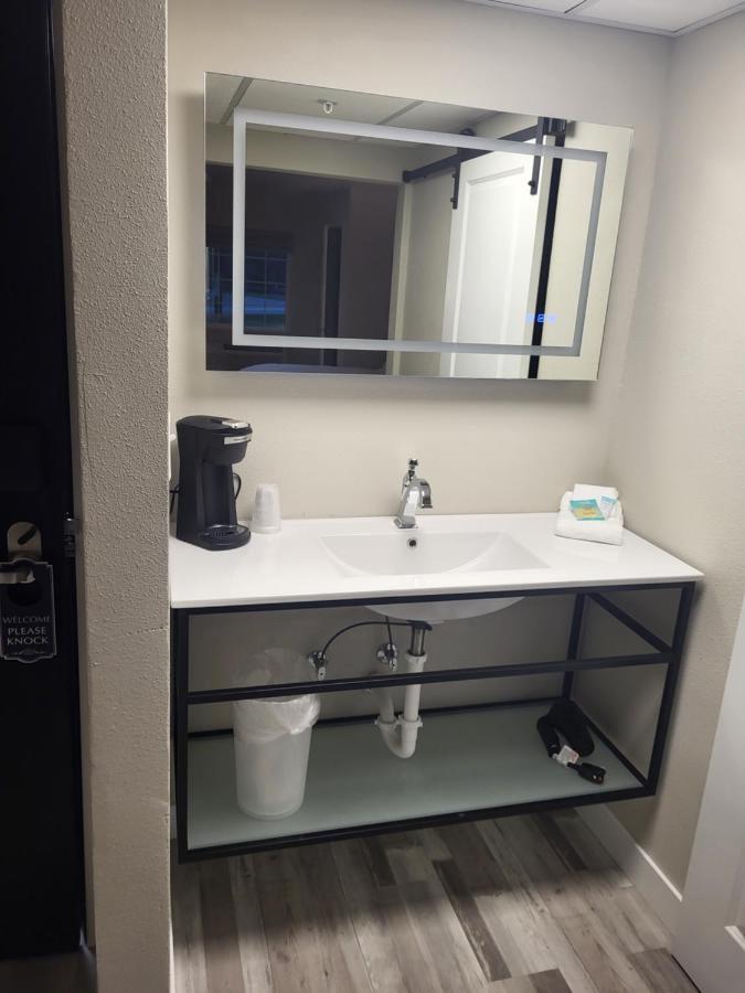 Red Fox Inn And Suites Waverly Экстерьер фото